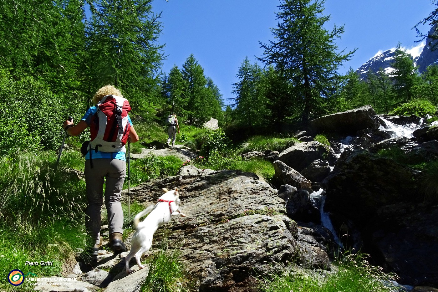 22 Saliamo accanto allo scrosciante torrente.JPG -                                